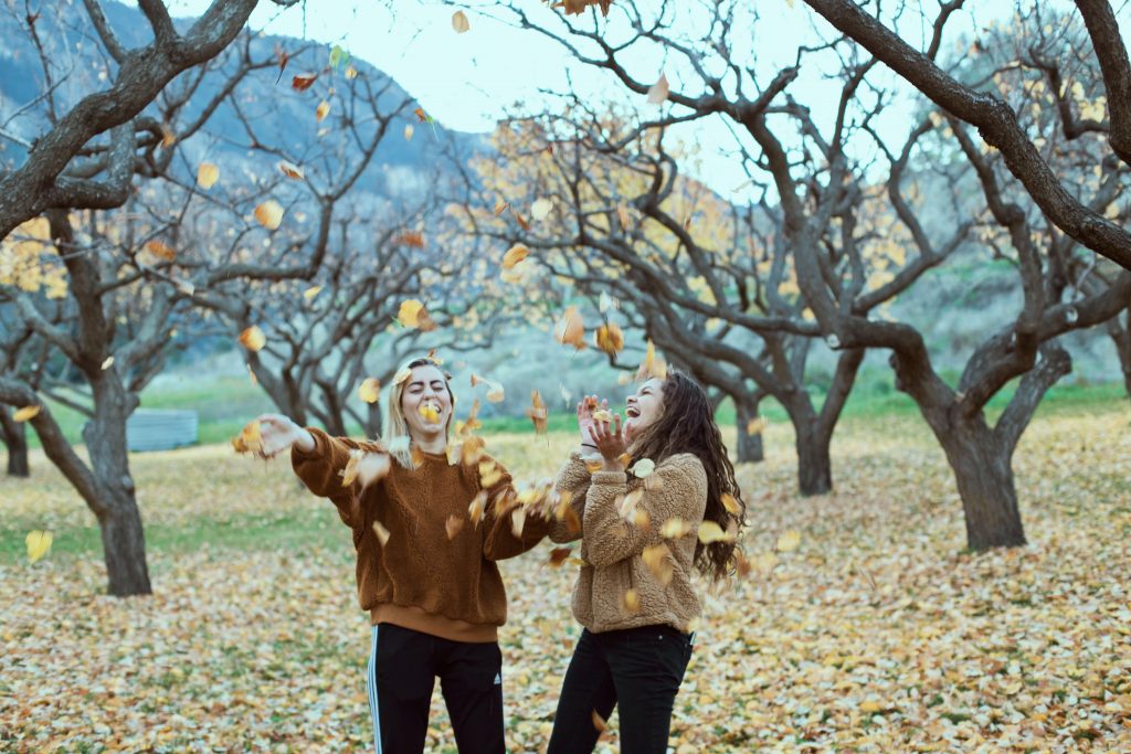 moving-out-of-home-homehak-tenant-autumn-leaves-friends-fun-noemi-macavei-katoc