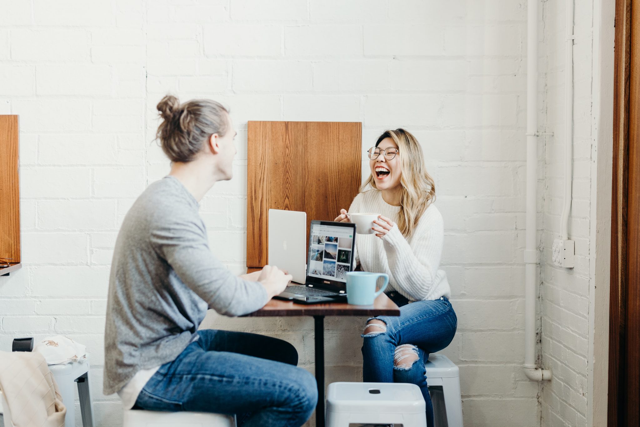 Two-people-drinking-coffee-at-work