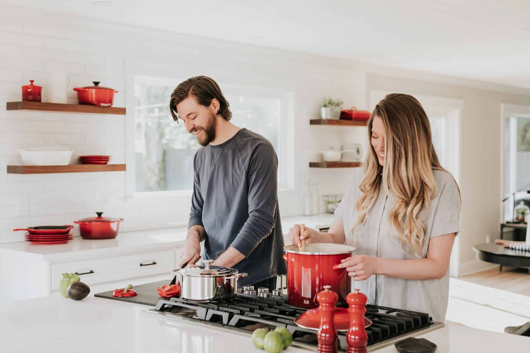 Man-and-woman-cooking-in-the-kitchen